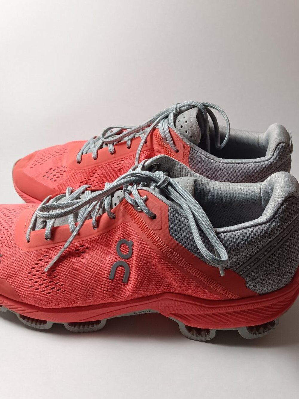On cloud surfer womens 8.5 coral gray cloudstec running shoes sneakers
